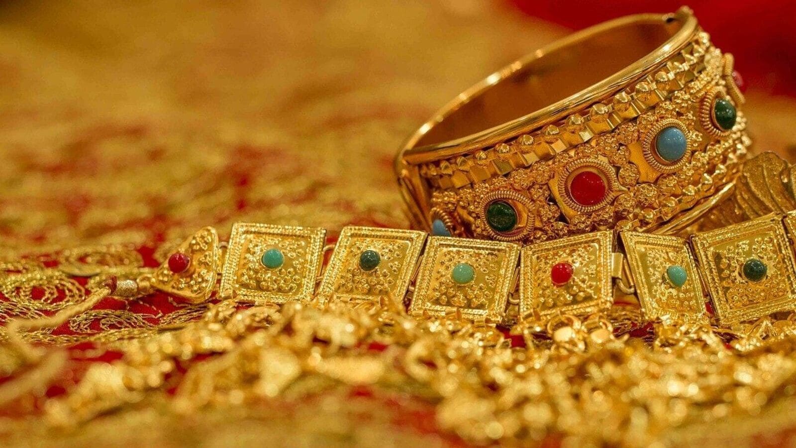 Gold rate today: Experts believe MCX Gold has support in the  <span class='webrupee'>₹</span>99,000-98,650 range.