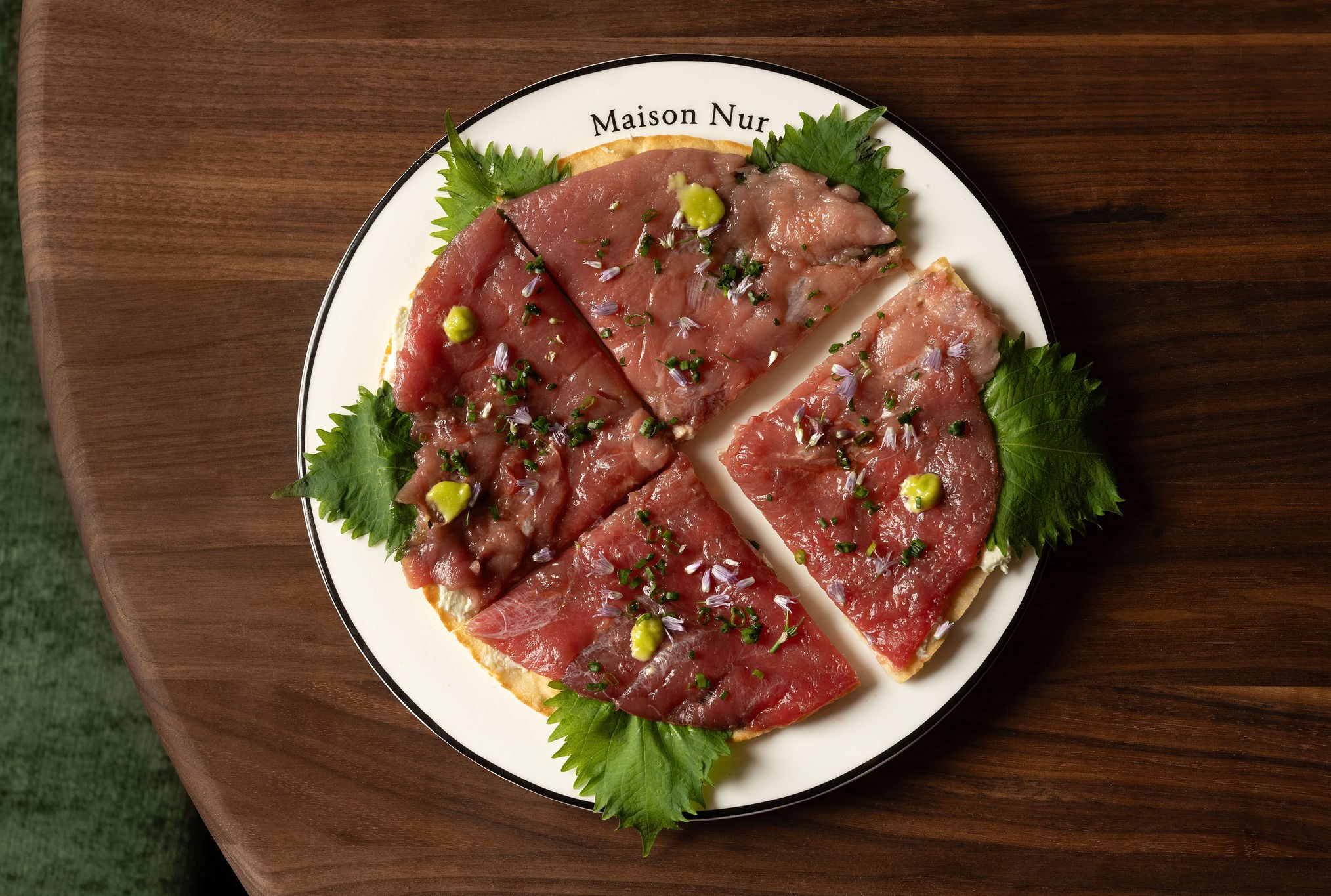 A cut-up tuna tartare pizza.