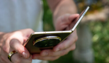 Holding a gold Honor Magic V5