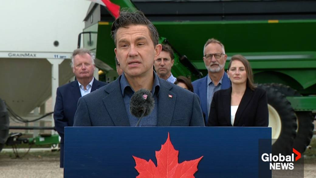 Click to play video: '‘Tariffs up, elbows down’: Poilievre blasts Carney over lack of trade deals'