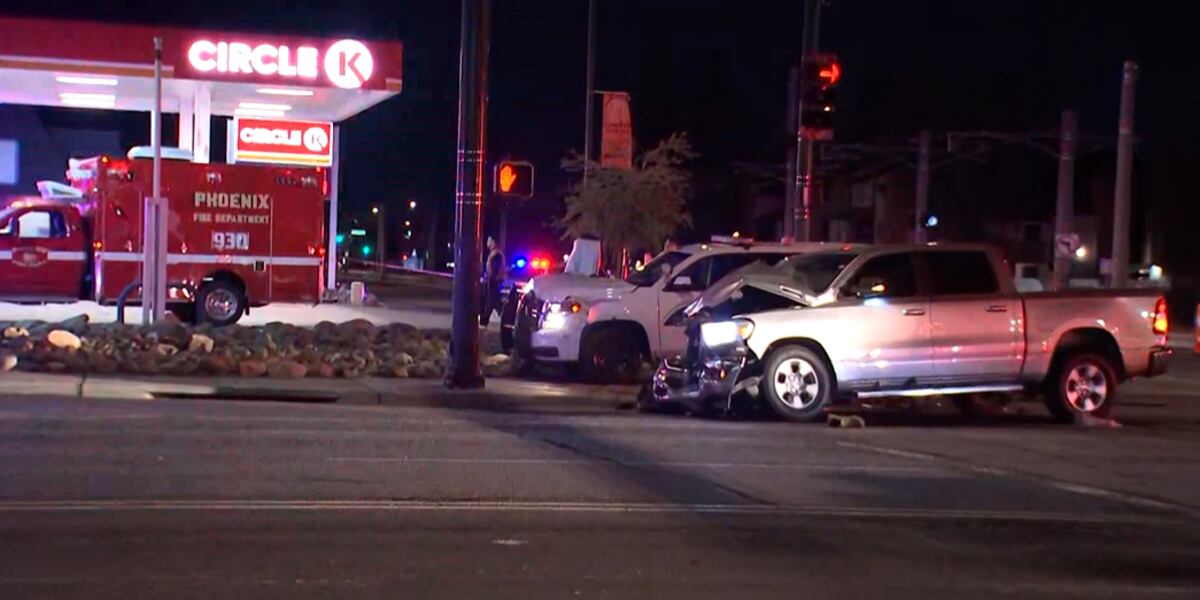 2 officers, 2 drivers hospitalized after crash in north Phoenix