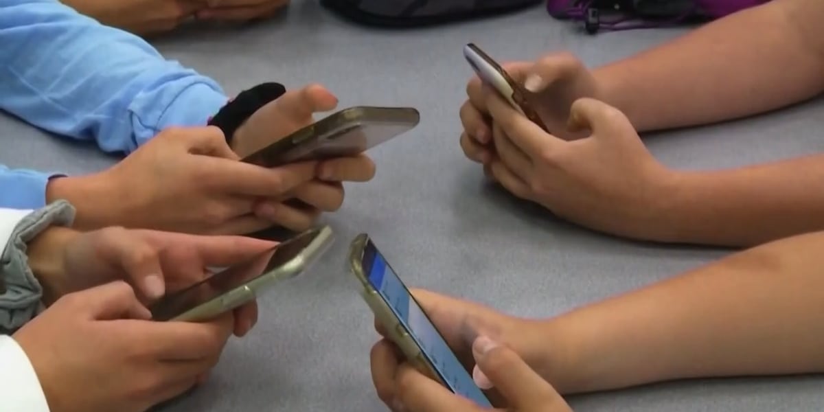A look at the mental health impact of Texas schools cell phone ban