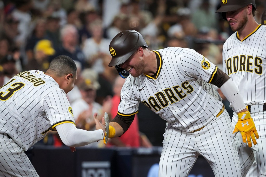 Padres beat Giants with four homers, move to within a game of first place