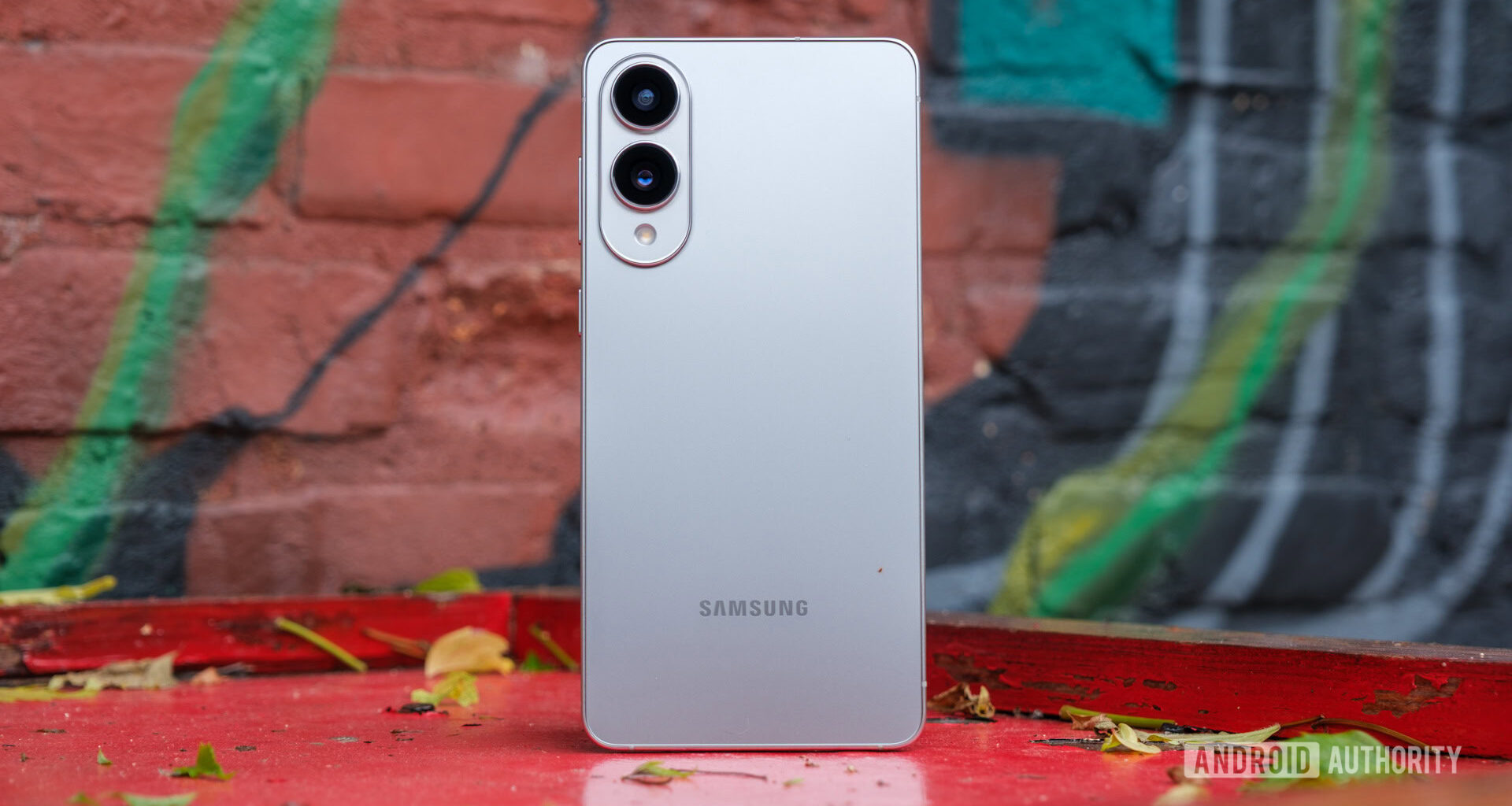 Samsung Galaxy S25 Edge standing hero