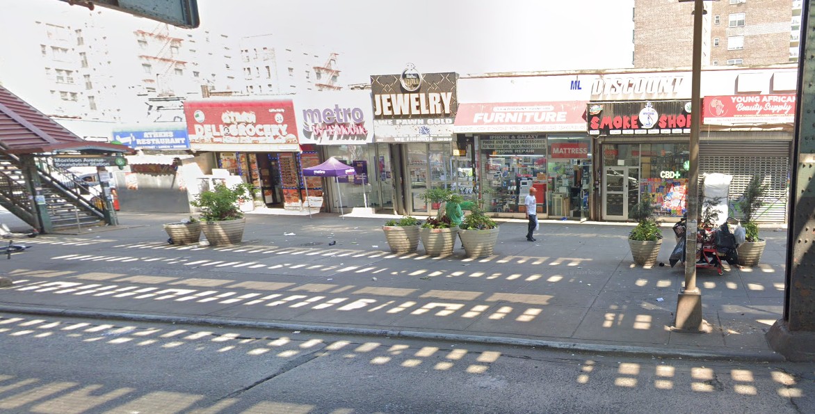 Masked gunman fatally shoots man in head outside Bronx smoke shop, police say