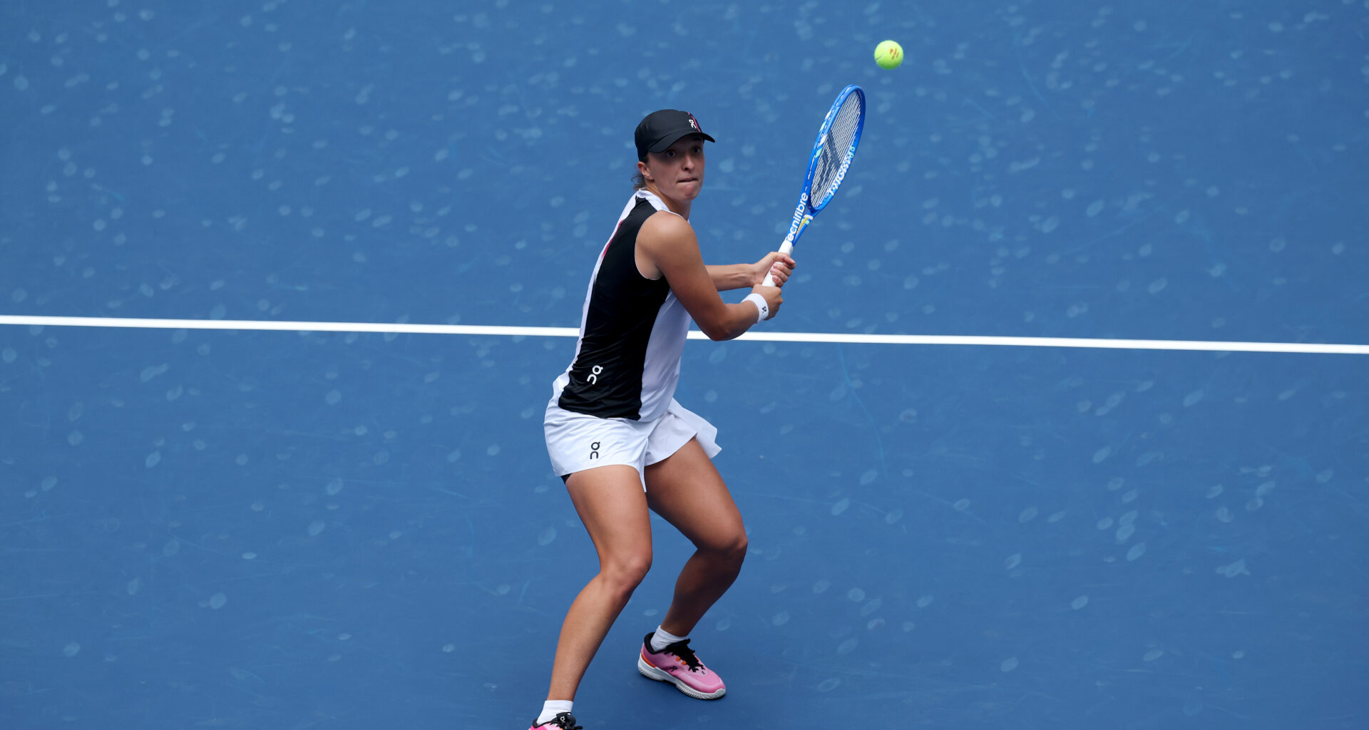 Swiatek stretched to three sets by Lamens, but advances at US Open