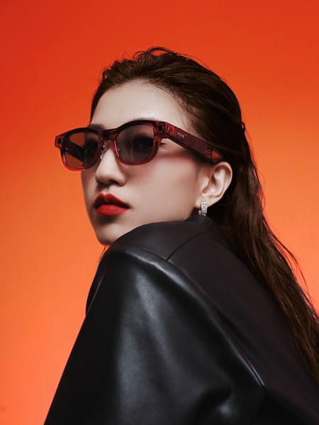 The HTC VIVE Eagle in its Berry color option on a female model.