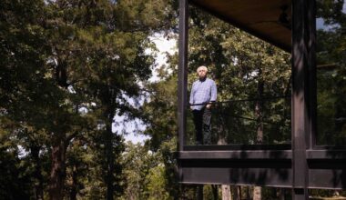 How a Dallas sculptor turned RedBird Mall scraps into an homage to modern architecture