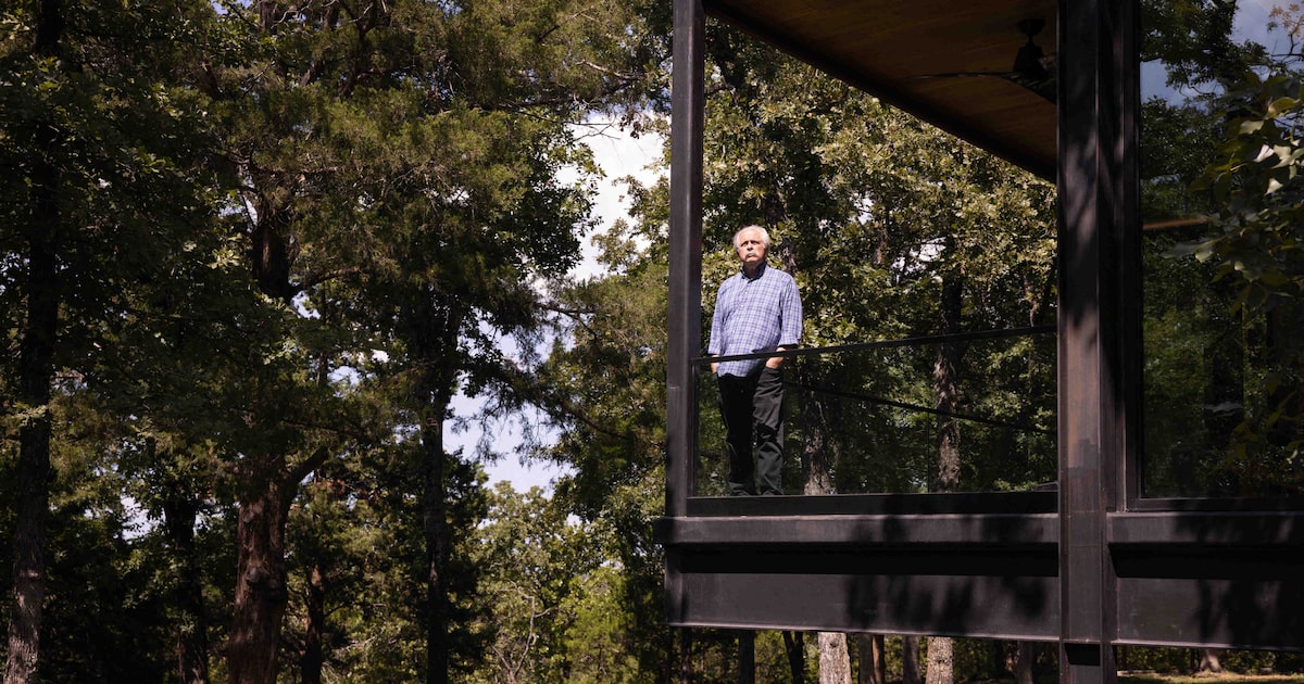 How a Dallas sculptor turned RedBird Mall scraps into an homage to modern architecture