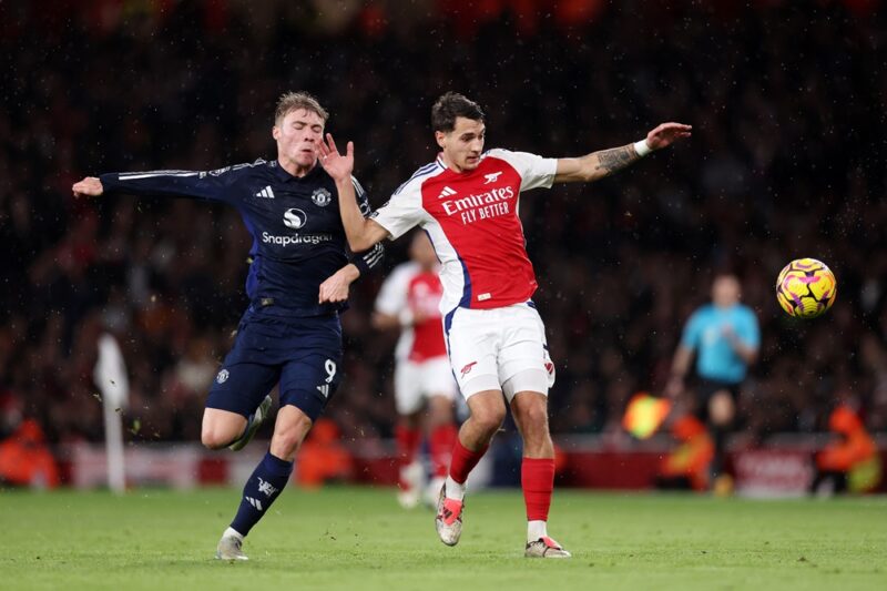 LONDON, ENGLAND: Jakub Kiwior is challenged by Rasmus Hojlund of Manchester United during the Premier League match between Arsenal FC and Manchester United FC at Emirates Stadium on December 04, 2024. (Photo by Julian Finney/Getty Images)