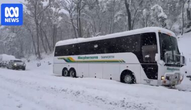 Chaos as heavy snow blankets New England North West, trapping vehicles and people — as it happened