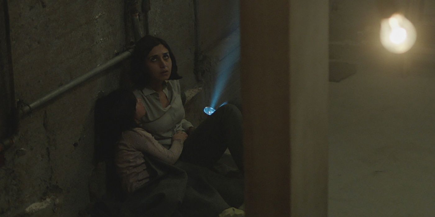 Under The Shadow, Narges Rashidi, Avin Manshadi use a flashlight