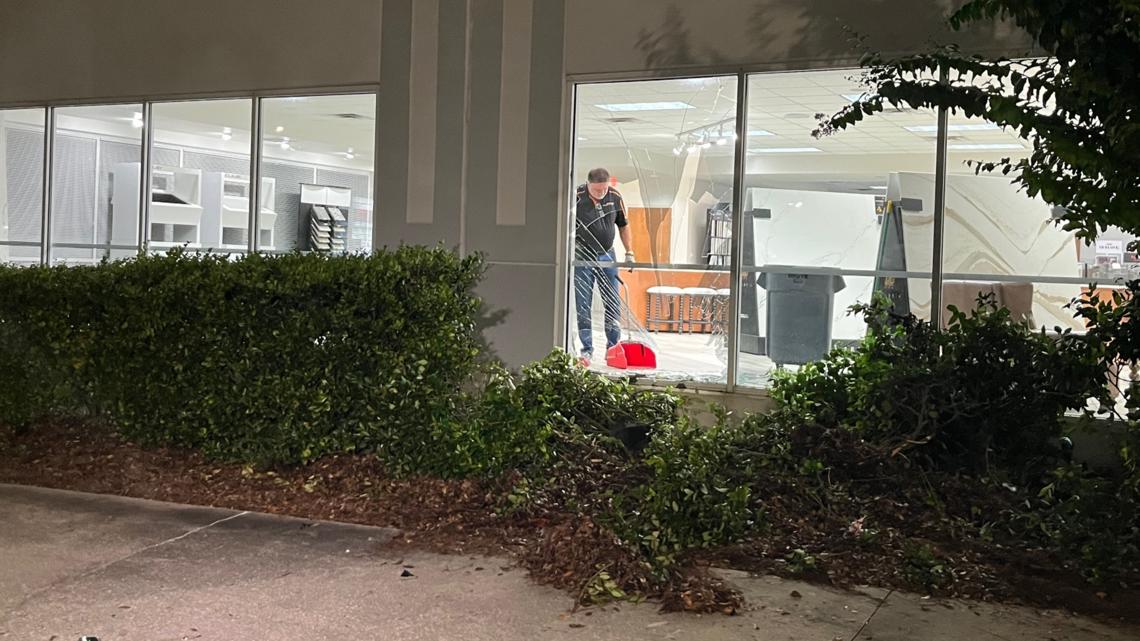 Man dies after crashing into building on Beach Boulevard in Jacksonville: FHP