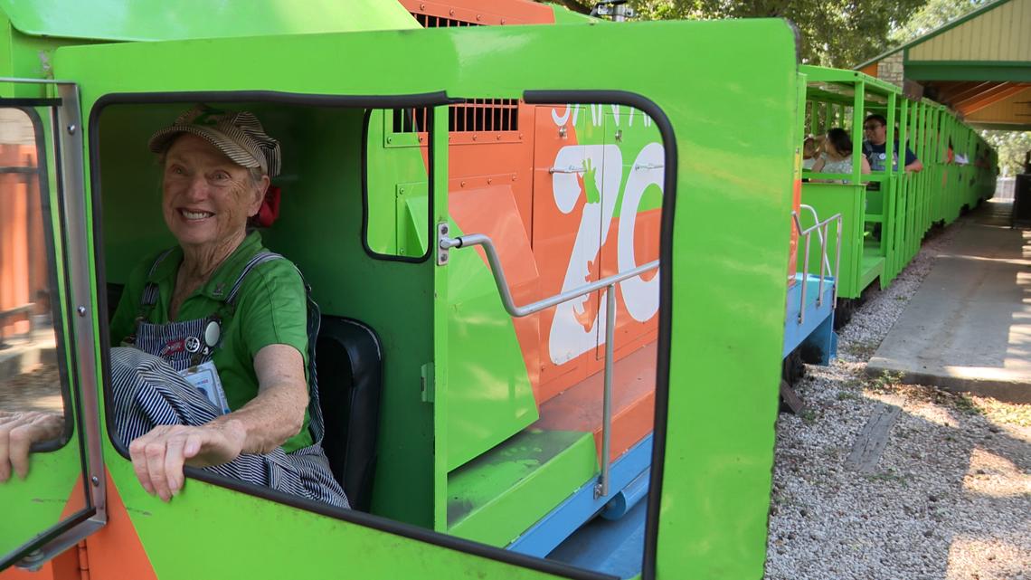 Rhetta Minnis Retires After 20 Years at San Antonio Zoo