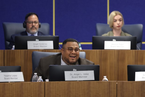 Ángel Vélez recites an oath while being sworn in as a member of the Chicago Public Schools Board of Education during a board meeting at CPS headquarters on Aug. 28, 2025. (John J. Kim/Chicago Tribune)