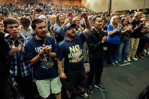 Supporters cheer as U.S. Sen. Bernie Sanders arrives to speak at a rally at the University of Illinois at Chicago Forum, Aug. 24, 2025. (Armando L. Sanchez/Chicago Tribune)