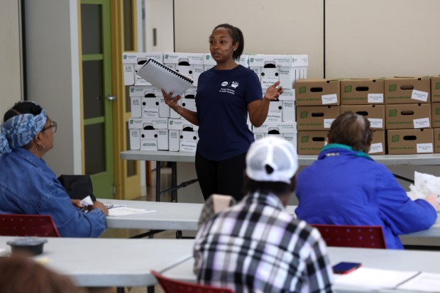 Christine Davis, a nutrition assistant, talks to residents at Mercy Commons housing development about healthy eating on Aug. 12, 2025. (Terrence Antonio James/Chicago Tribune)