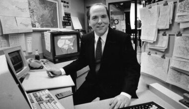 Tom Skilling signs on as meteorologist at WGN-TV