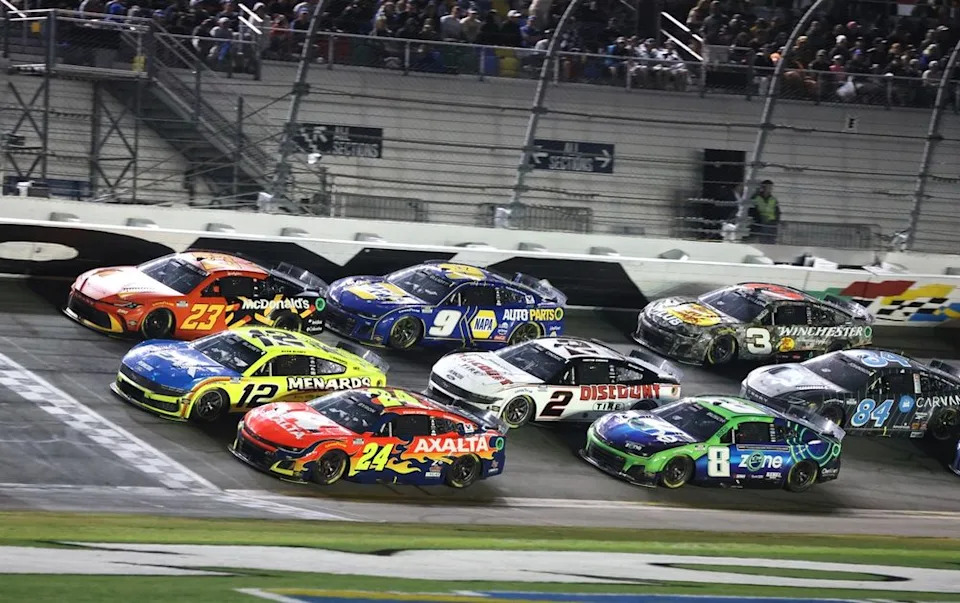 Three-wide battle for the race lead with William Byron, Hendrick Motorsports Chevrolet, Ryan Blaney, Team Penske Ford, and Bubba Wallace, 23XI Racing Toyota