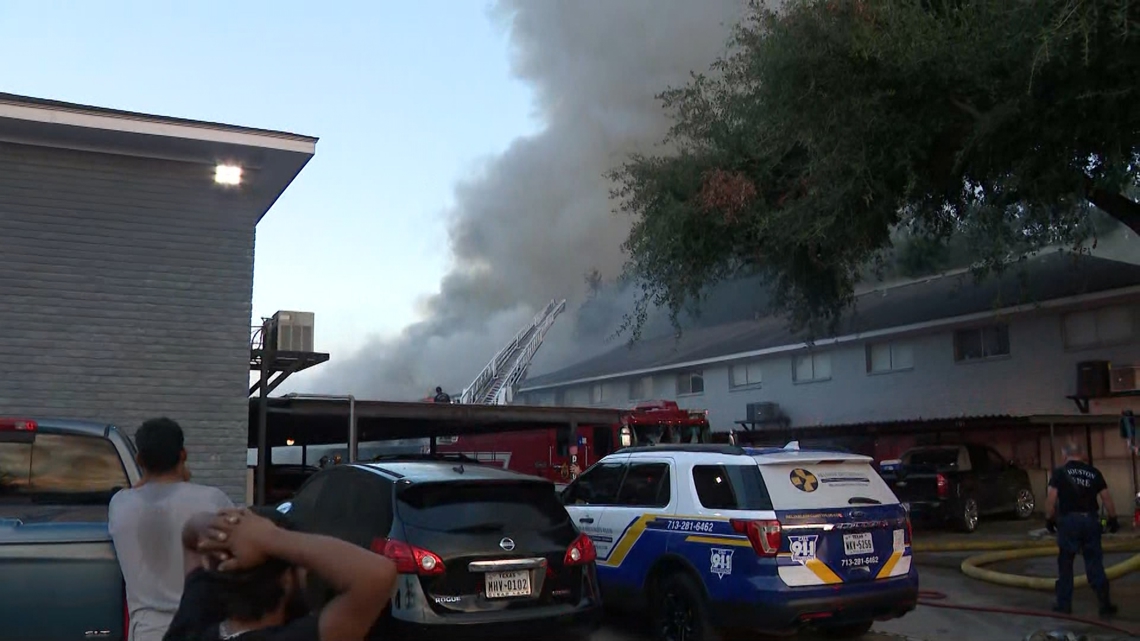 Breaking Houston news: Fire burning at apartment complex