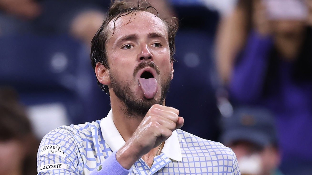 The strange gesture with which Medvedev reacts after conceding a break to Bonzi. Photo: Getty