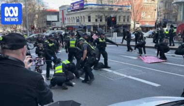 Clashes with police in Melbourne's CBD as Women Will Speak rally held at state parliament