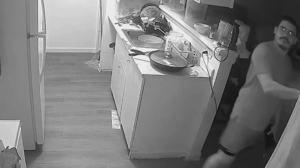 Mother of 2 confronts burglar who broke into family's SW Houston apartment