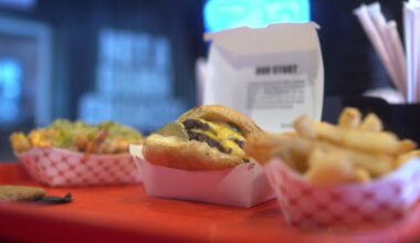 Dallas, Texas: New burger joint draws hour-long lines