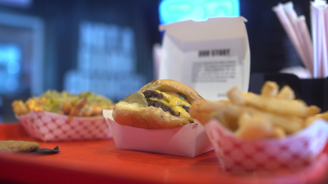 Dallas, Texas: New burger joint draws hour-long lines