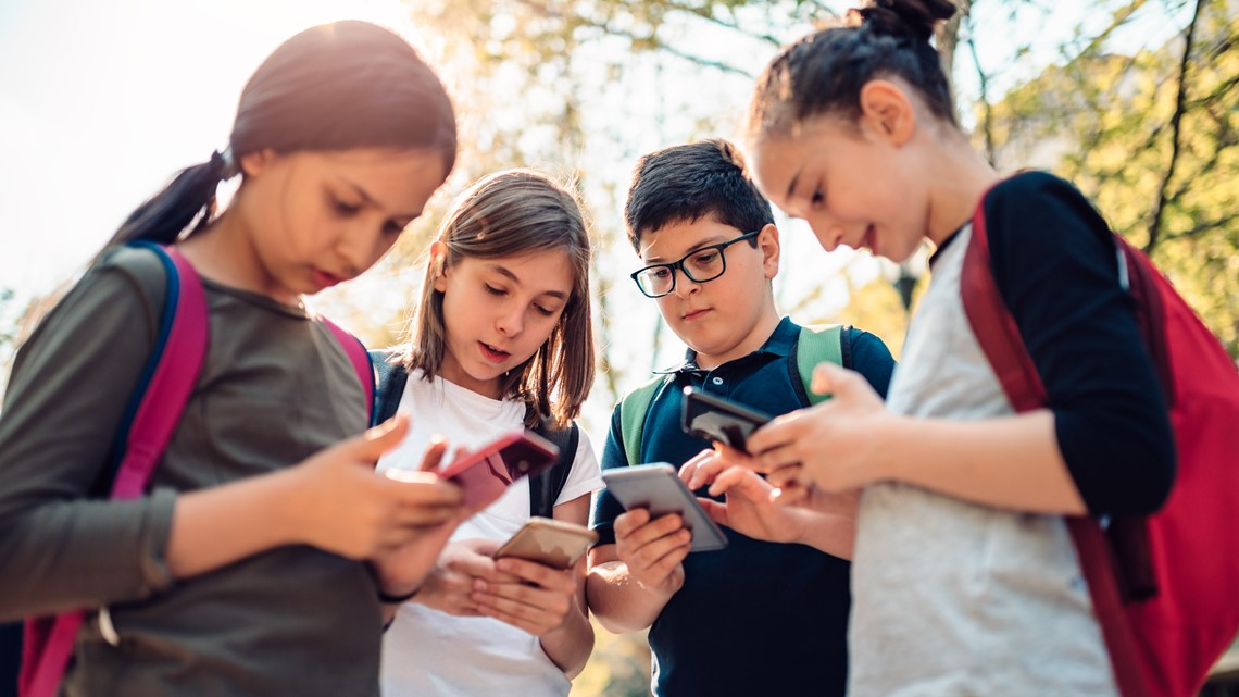 Ohio students face new cellphone ban in classes