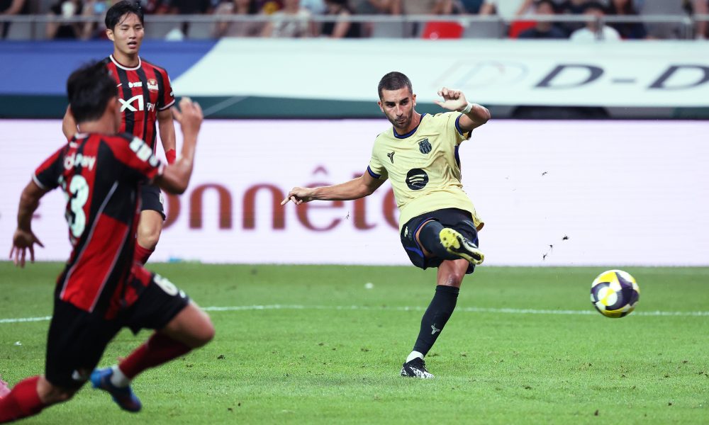 Hansi Flick tells Barcelona star he sees him at the same level as club veteran
