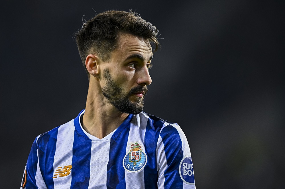 PORTO, PORTUGAL: Fábio Vieira of FC Porto looks on during the UEFA Europa League 2024/25 League Phase MD6 match between FC Porto and FC Midtjylland at Estadio do Dragao on December 12, 2024. (Photo by Octavio Passos/Getty Images)