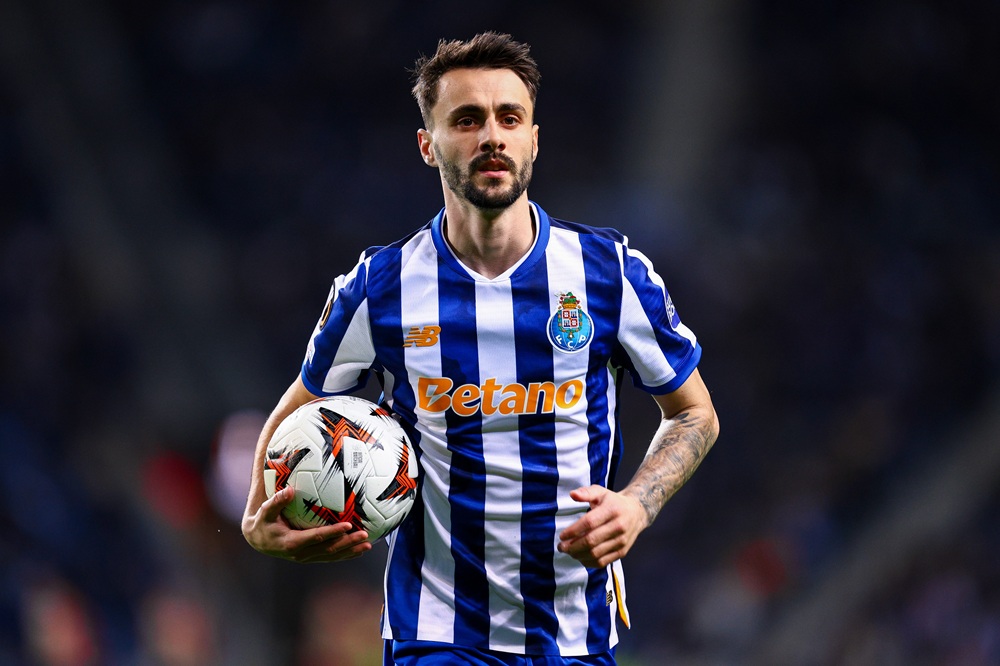 PORTO, PORTUGAL: Fabio Vieira of FC Porto gestures with the ball during the UEFA Europa League 2024/25 League Phase MD7 match between FC Porto and Olympiacos FC at Estadio do Dragao on January 23, 2025. (Photo by Diogo Cardoso/Getty Images)