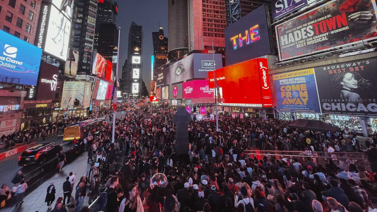 Times Square shooting leaves three injured, suspect detained