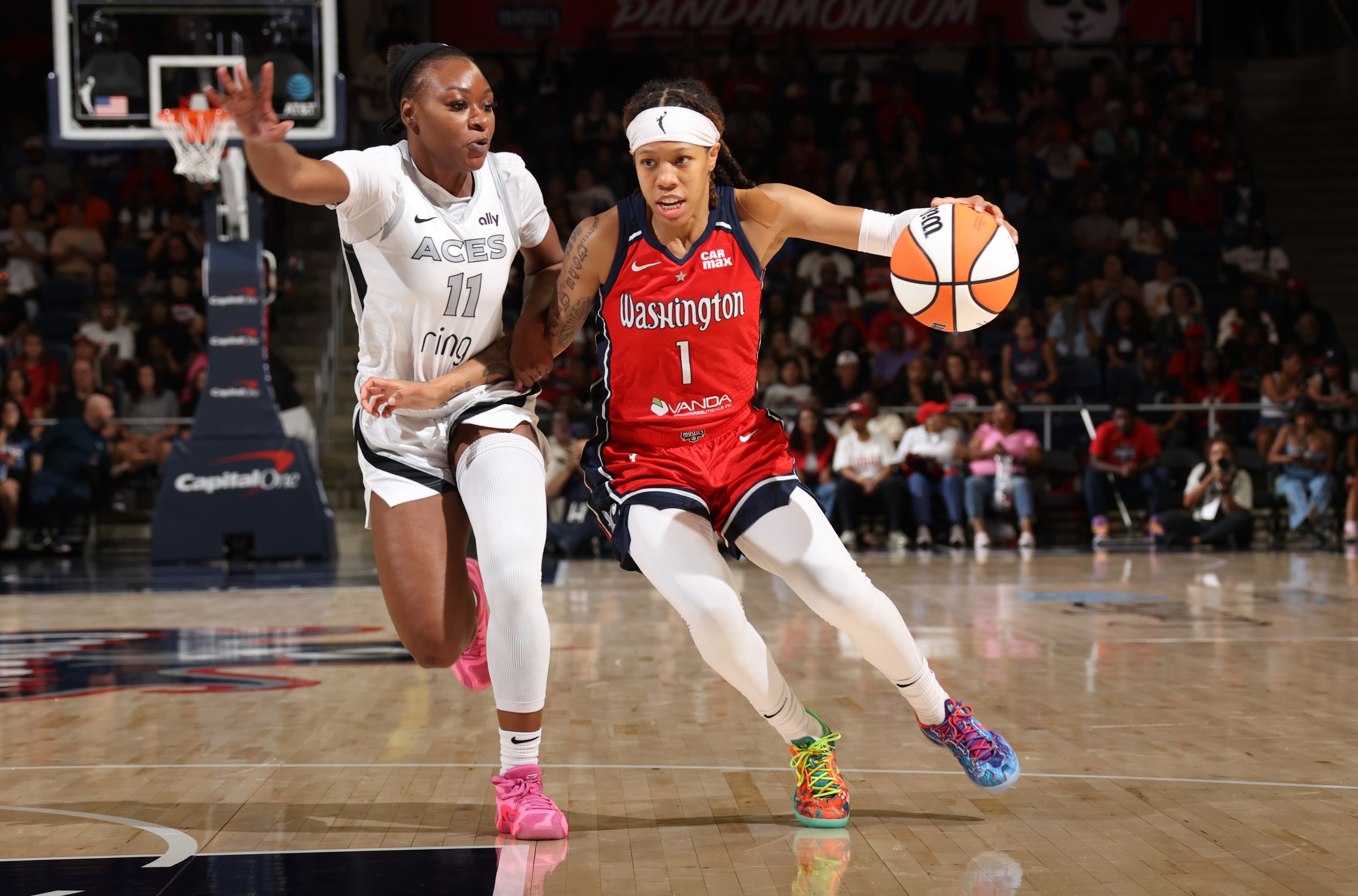 The Aces’ Dana Evans defends Sug Sutton.