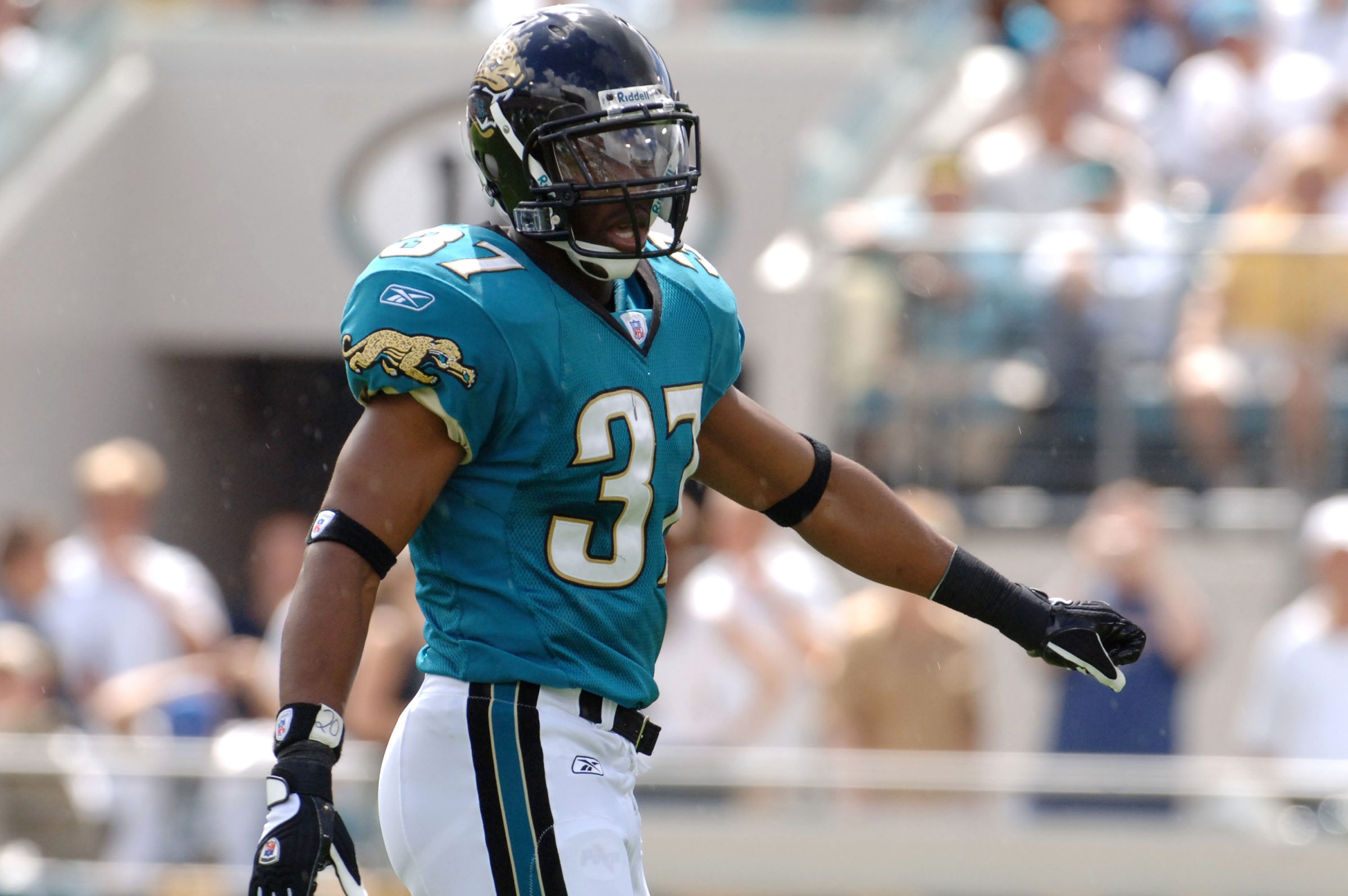 Jacksonville Jaguars safety Deon Grant sets for play against the Denver Broncos October 2, 2005 in Jacksonville. The Broncos defeated the Jaguars 20 - 7. (Photo by Al Messerschmidt/Getty Images)