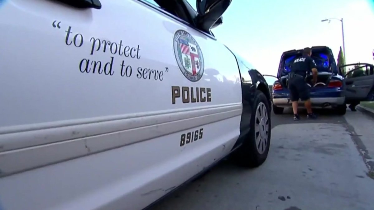 Man with baseball bat damages cars in North Hollywood – NBC Los Angeles