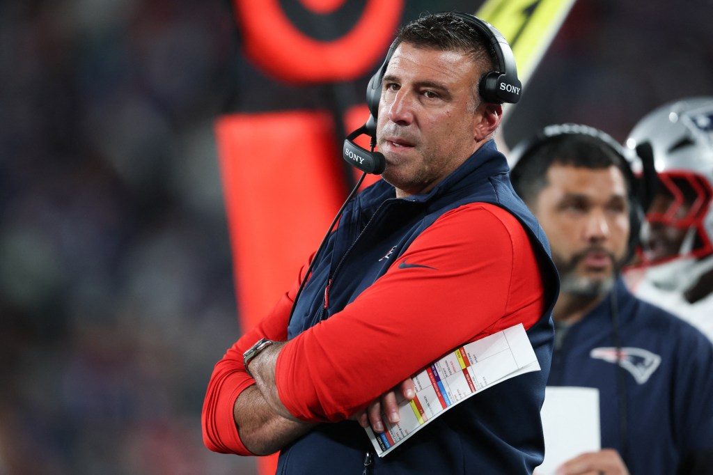 New England Patriots head coach Mike Vrabel looks on during the first half against the New York Giants at MetLife Stadium. 