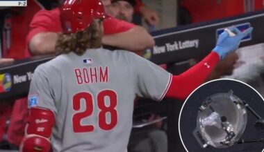 Mets-Phillies game delayed by outfield microphone complaint