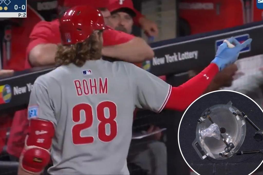 Mets-Phillies game delayed by outfield microphone complaint