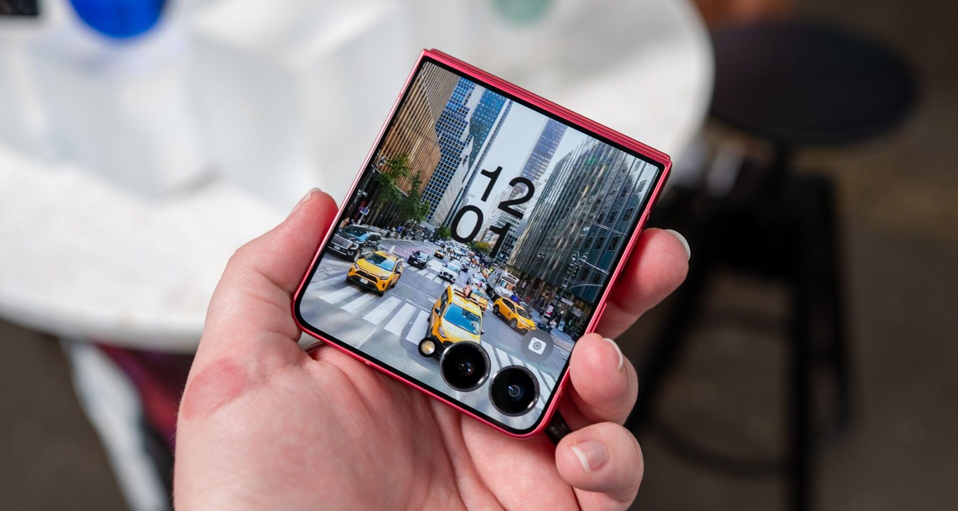 4 Reasons Why Flip Phones Are Better Than Book-Style Foldables
