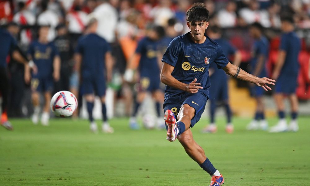 MADRID, SPAIN - AUGUST 27: Marc Bernal of FC Barcelona warms up prior to the La Liga match between Rayo Vallecano and FC Barcelona at Estadio de Vallecas on August 27, 2024 in Madrid, Spain. (Photo by Denis Doyle/Getty Images)
