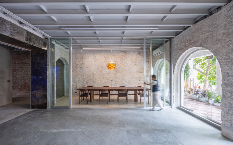 SAGA Vietnam Office / SAGA Space Architects - Interior Photography, Arch, Concrete, Arcade