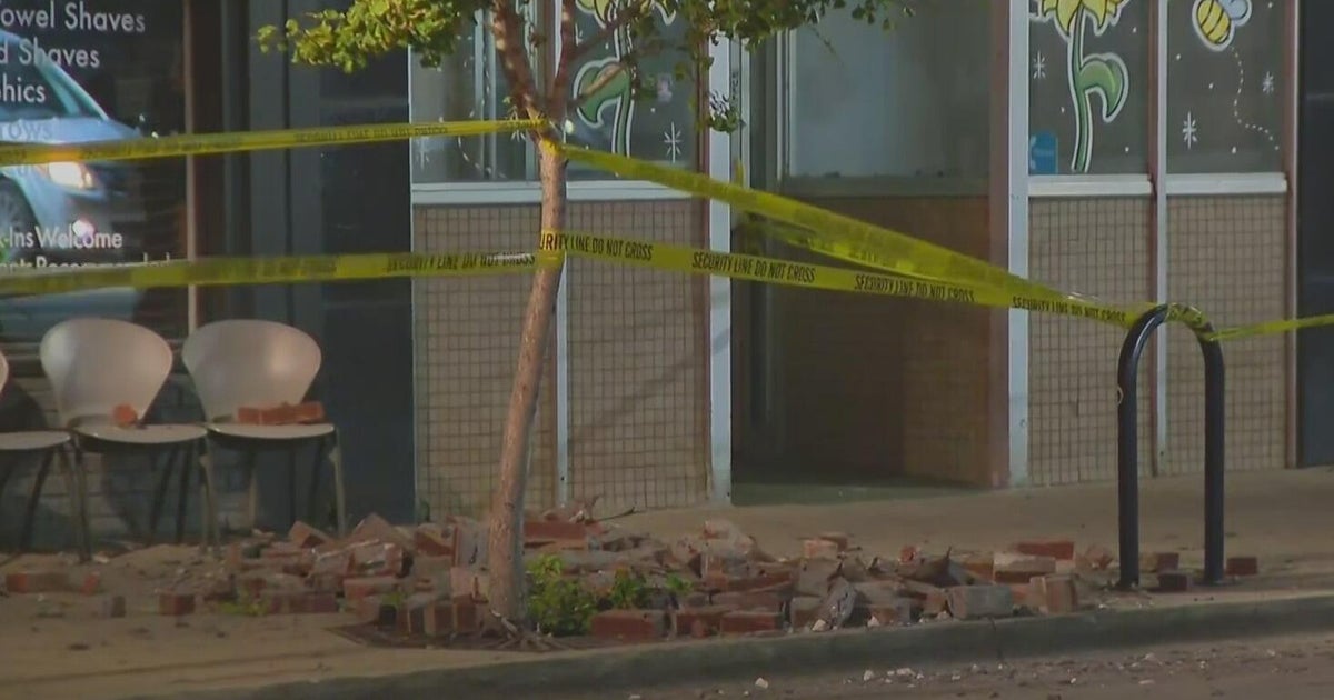 Residents evacuated after apartment building façade crumbles in Aurora, Illinois