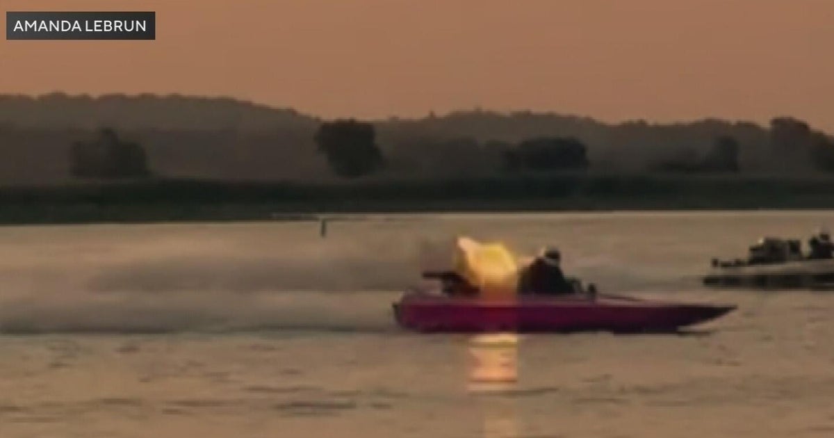Videos captures boating accident during race in suburban Antioch, Illinois