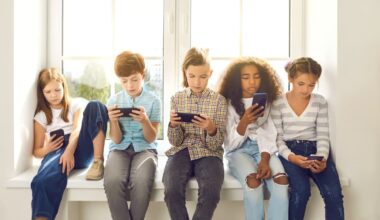 teenagers-smartphone