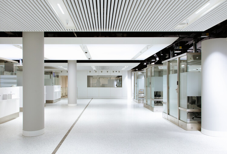 UK Terminal Amsterdam Centraal Station / Superimpose Architecture + architectural studio ZJA - Image 2 of 28