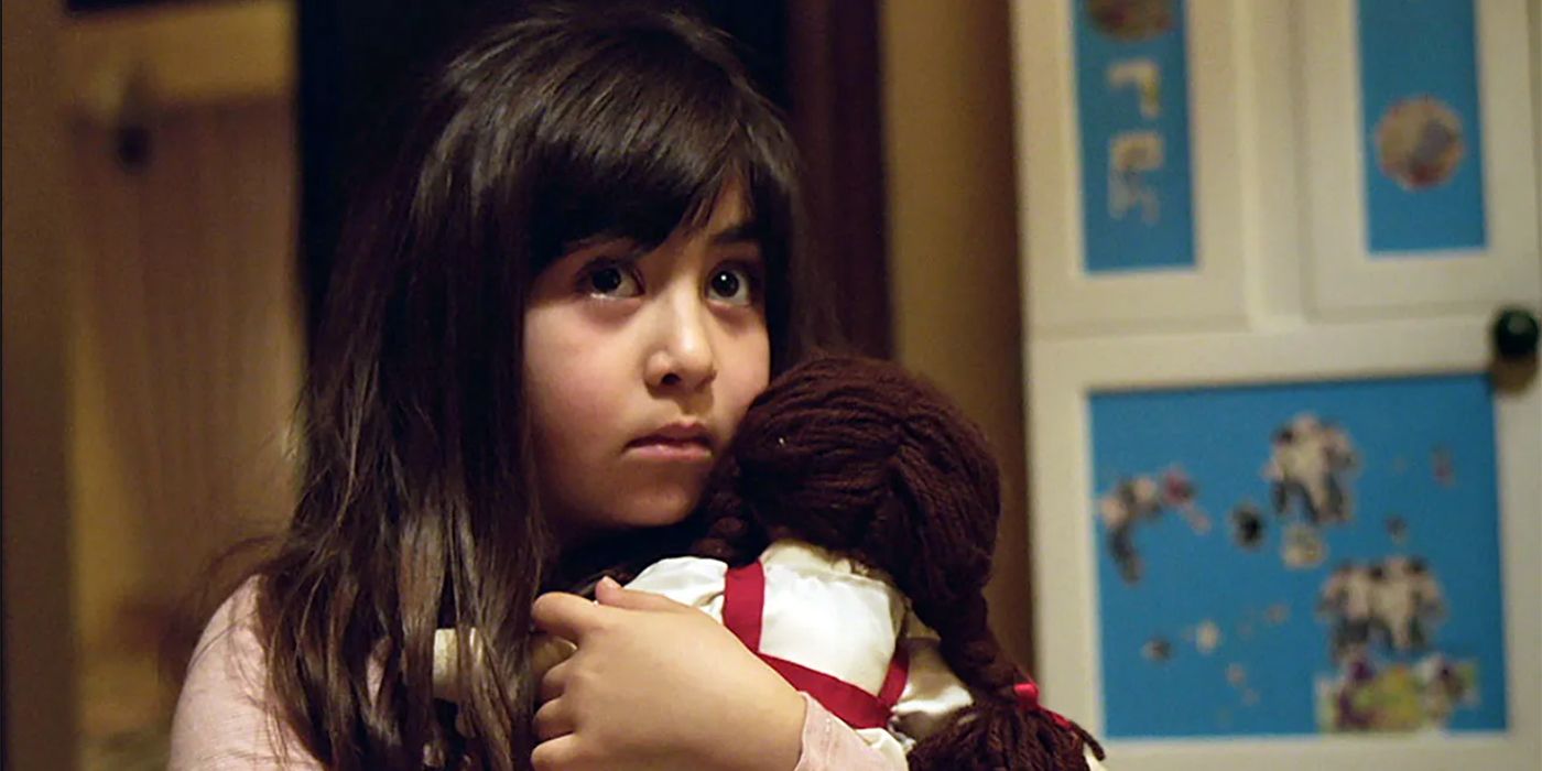 Dorsa looking scared in Under the Shadow