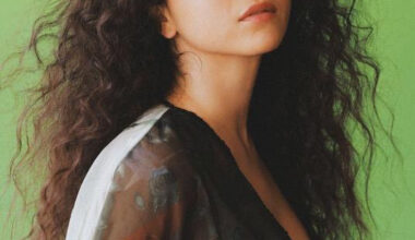 Silvana Estrada by Jesús Soto Fuentes 2025 press photo with green background