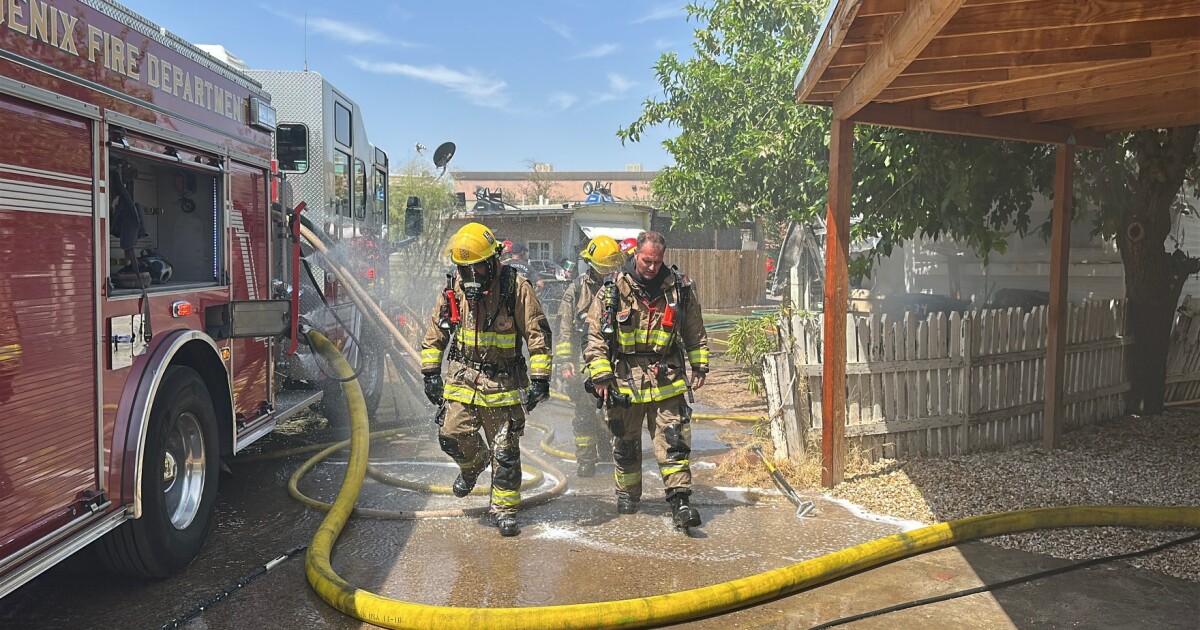 Crews respond to two Phoenix house fires Sunday; one man dead